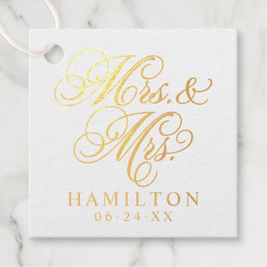 Elegant Mrs. und Mrs. Script Custom Monogram Geschenkanhänger (Vorderseite)