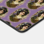 Elegant Mucha Style Porträt einer schönen Frau Schreibtischunterlage (Ecke)