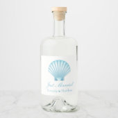 Elegant Nautical Blue Muschel Just Married Wedding Alkoholflaschenetikett (Vorderseite)