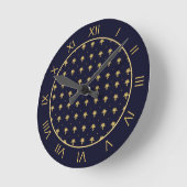 Elegant Navy Blue and Gold Damask Runde Wanduhr (Winkel)