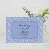 Elegant Navy Blue Damask Script Verziert Hochzeit Einladung (Stehend Vorderseite)