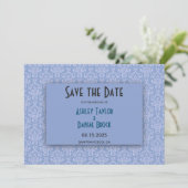 Elegant Navy Blue Damask Script Verziert Hochzeit Save The Date (Stehend Vorderseite)