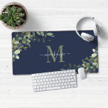 Elegant Navy Blue Eucalyptus Botanical Monogram Schreibtischunterlage<br><div class="desc">Eleganter Eukalyptus Botanischer Monogram Desk Mat Mouse Pad mit marineblau Hintergrund mit unserer schönen Salbei Eukalyptus Grüne und moderner Typografie für Ihr Monogramm. Einfach mit Ihren Informationen für ein einfach köstliches Ladegerät anpassen. Bitte kontaktieren Sie uns unter cedarandstring@gmail.com ,  wenn Sie Hilfe beim Design oder den passenden Produkten benötigen.</div>