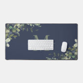 Elegant Navy Blue Eucalyptus Botanical Monogram Schreibtischunterlage (Tastatur & Maus)