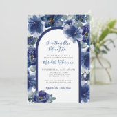 Elegant Navy Blue Floral Bridal Shower Einladung (Stehend Vorderseite)
