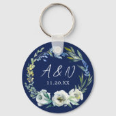 Elegant Navy Blue Floral Monogram Winter Wedding Schlüsselanhänger (Vorderseite)