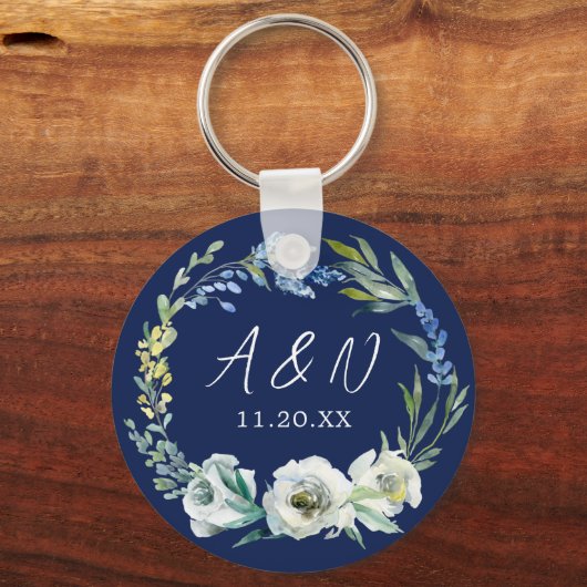 Elegant Navy Blue Floral Monogram Winter Wedding Schlüsselanhänger (Vorderseite)