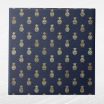 Elegant Navy Blue Gold Ananas Fliese<br><div class="desc">Navy Blauer Kachel mit Goldananas. Hex-Code für marineblau ist #202A44.</div>