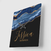 Elegant Navy Blue Gold Marble Agate Name Quadratische Wanduhr (Winkel)