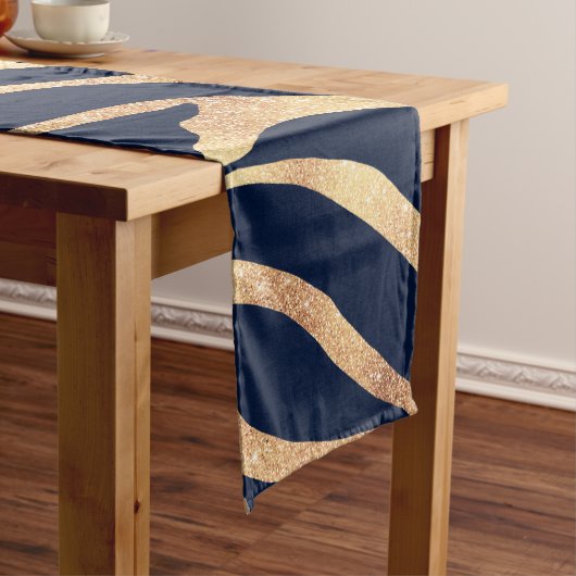Elegant Navy Blue Gold Zebra Print Mittelgroßer Tischläufer (Beispiel)