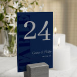 Elegant Navy Blue Gray Typografy Tischnummer<br><div class="desc">Elegante Typografie Hochzeitkarten in abgestufter Marineblau mit TISCHE in großen Buchstaben auf der Seite der marineblauen Tischnummer-Karten. Fügen Sie Namen und Hochzeitstermin in silbergrau hinzu.</div>