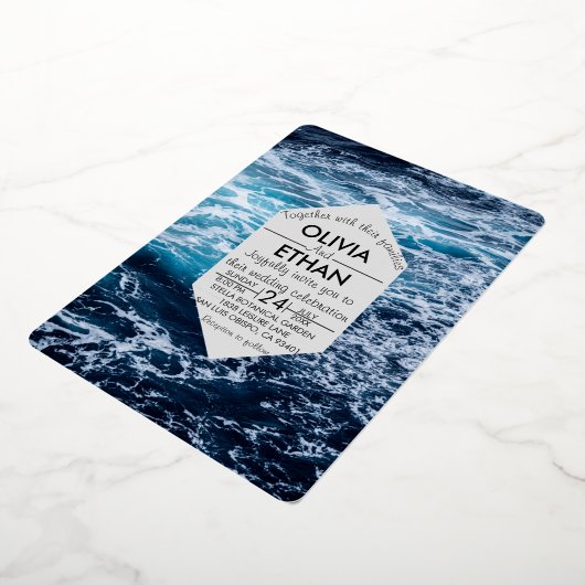 Elegant Navy Blue Ocean Waves Summer Beach Hochzei Folieneinladung (Gedreht)