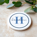Elegant Navy Blue Round Custom Monogram Initial Getränkeuntersetzer<br><div class="desc">Das elegante, rund personalisierte Getränke-Untersetzer-Design zeichnet sich durch ein klassisches Serif-Monogramm aus, das in staubblau mit Ihrem Nachnamen / Nachnamen in modernen marineblauen Kalligraphie-Skripten vor einem sauberen, weißen Hintergrund initiiert wurde. Ein einfacher marineblauer Kreis umrahmt das Design. Das Farbschema kann so angepasst werden, dass es sich perfekt mit Ihrer Wohngestaltung...</div>