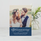 Elegant Navy Blue Script Hochzeitsskrippe Foto Ehe Ankündigung (Stehend Vorderseite)