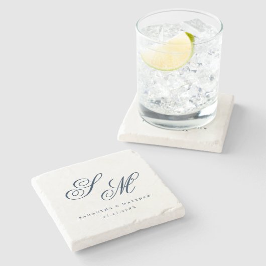 Elegant Navy Blue Script Monogram Gastgeschenk Hoc Steinuntersetzer (Seitenansicht)