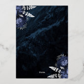 Elegant Navy Blue Silver Floral Wedding Folieneinladung (Rückseite)