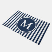 Elegant Navy Blue Stripes Monogram Fußmatte (Schrägansicht)