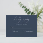 Elegant Navy Blue Wedding Minimalistisches Skript RSVP Karte (Stehend Vorderseite)