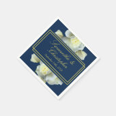 Elegant Navy Blue White Roses Minimal Gold Script Serviette (Ecke)