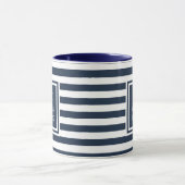 Elegant Navy Blue White Stripe Monogram Name Tasse (Zentrum)