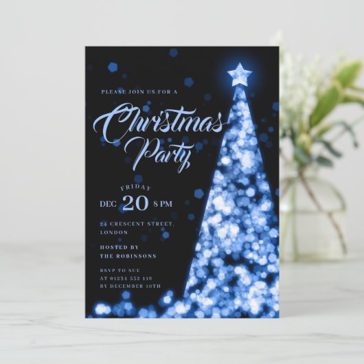 Elegant Navy Blue Winter Christmas Tree Holiday Einladung (Stehend Vorderseite)