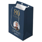 Elegant Navy & Gold 80. & Legendary Birthday Mittlere Geschenktüte (Vorderseite Schrägansicht)