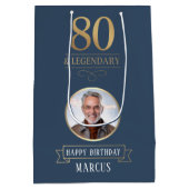 Elegant Navy & Gold 80. & Legendary Birthday Mittlere Geschenktüte (Rückseite)