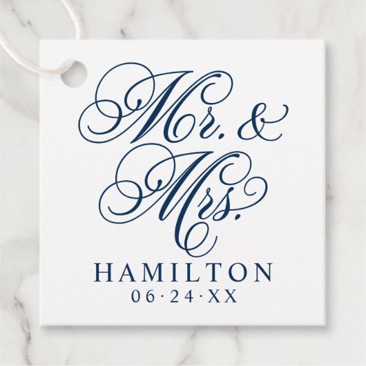 Elegant Navy Mr. und Mrs. Script Custom Monogram Geschenkanhänger (Vorderseite)