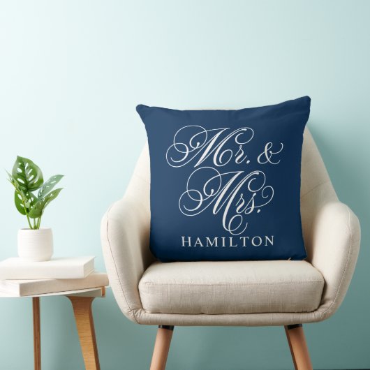 Elegant Navy Mr. und Mrs. Script Custom Monogram Kissen (Stuhl )