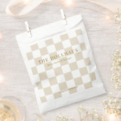 Elegant Neutral Checkered Background Business Name Geschenktütchen (Ausgeschnitten)