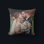 Elegant New Couple Wedding Foto Monogram Kissen<br><div class="desc">Tauchen Sie ein in die Schönheit Ihrer Lieblingsmomente,  die auf einem Kissen zum Leben erweckt werden. Ob es sich um ein herzliches Familienportrait,  eine atemberaubende Landschaft oder eine Momentaufnahme eines besonderen Anlasses handelt,  unsere maßgeschneiderten Drucke erfassen das Wesen Ihrer Erinnerungen</div>