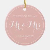 Elegant Newlywed First Christmas Mr. und Mrs. Keramik Ornament (Vorne)