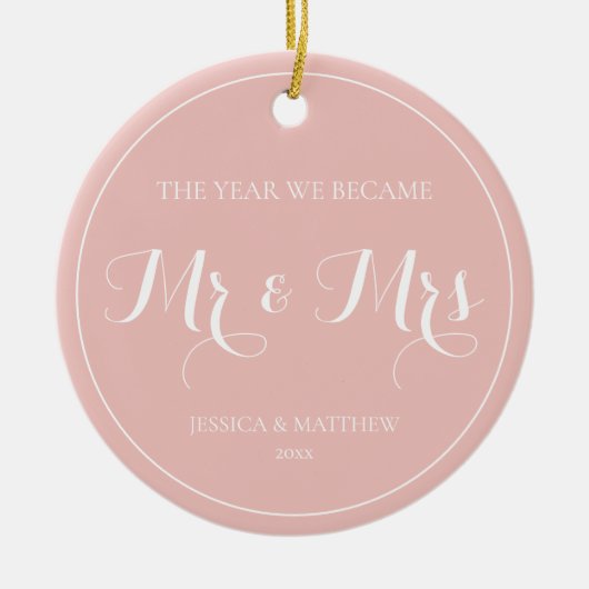 Elegant Newlywed First Christmas Mr. und Mrs. Keramik Ornament (Vorne)