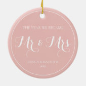 Elegant Newlywed First Christmas Mr. und Mrs. Keramik Ornament (Hinten)