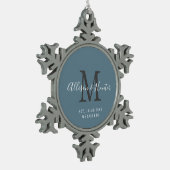 Elegant Newlyweds etablierte Blue Monogram Name Schneeflocken Zinn-Ornament (Links)
