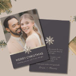 Elegant Newlyweds First Christmas Flat Card Feiertagskarte<br><div class="desc">Feiern Sie Ihre ersten Weihnachten als Neuvermählte mit unserer "Elegant Newlyweds First Christmas Card". Die Vorderseite bietet ein fesselndes Foto von Ihnen, sowohl in Ihrer Hochzeitskleidung, strahlend Liebe und Freude. Ein dunkles Banner mit den Worten "Frohe Weihnachten" und anpassbarer Text schafft eine elegante Kulisse vor dem hellen Inneren. Der Hintergrund...</div>