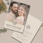 Elegant Newlyweds First Christmas Foto Card Feiertagskarte<br><div class="desc">Erinnern Sie sich an Ihre ersten Weihnachten als frisch vermählte Neuvermählte mit dieser eleganten Newlyweds First Christmas Foto Card. Die Vorderseite zeigt ein faszinierendes Foto von Ihnen, sowohl in Ihrer Hochzeitskleidung, strahlt Liebe und Freude vor einem hellen Hintergrund. Ein zartes Schneeflockenmotiv ziert das dunkle Banner mit den Worten "Frohe Weihnachten"...</div>