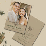 Elegant Newlyweds First Christmas Foto Card Feiertagskarte<br><div class="desc">Erinnern Sie sich an Ihre ersten Weihnachten als frisch vermählte Neuvermählte mit dieser eleganten Newlyweds First Christmas Foto Card. Die Vorderseite zeigt ein faszinierendes Foto von Ihnen, sowohl in Ihrer Hochzeitskleidung, strahlend Liebe und Freude. Ein zartes Schneeflockmotiv ziert das goldene Banner, das mit den Worten "Frohe Weihnachten" und anpassbarem Text...</div>