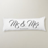 Elegant Newlyweds Mr. und Mrs. White Gray Script Seitenschläferkissen (Rückseite)