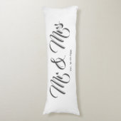 Elegant Newlyweds Mr. und Mrs. White Gray Script Seitenschläferkissen (Vorderseite Vertikal)