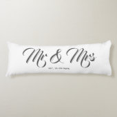 Elegant Newlyweds Mr. und Mrs. White Gray Script Seitenschläferkissen (Vorderseite)