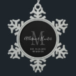 Elegant Newlyweds Name Schneeflocken Zinn-Ornament<br><div class="desc">Mit diesem eleganten New-lyweds etablierten Monogram Name Snowflake Pewter Weihnachtsschmuck einen perfekten Sake. Es ist ein modernes, anpassbares Design in Schwarz, Weiß und Grau. Die ersten Namen von Braut und Bräutigam stehen im Zentrum der modernen weißen Schrift Schrift, und der Anfang des neuen Nachnamens ist grau. Das festgestellte Datum befindet...</div>