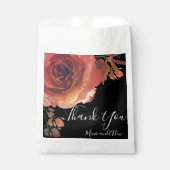 Elegant Orange Crimson Rose Black Geschenktütchen (Vorderseite)