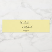 Elegant Pale Yellow Script Minimalist Wedding Wasserflaschenetikett (Einzelnes Label)