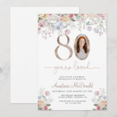 Elegant Pastel Floral Photo 80th Birthday Einladung (Vorne/Hinten)