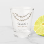 Elegant Pearl Necklace Brautparty Schnapsglas<br><div class="desc">Das elegante, personalisierte Schuss-Glas mit einer stilvollen Perlenhalskette verleiht Ihrem Brautparty eine ganz besondere Note. Perfekt für ein Brautparty Gunst oder Beibehaltung, kann dieses Sonderglas mit dem Namen und dem Veranstaltungsdatum der Braut personalisiert werden. Eine schicke und praktische Ergänzung zu jeder Feier, fügt es eine einzigartige Touch zu Brautpartys, Bachelorette-Veranstaltungen...</div>