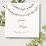 Elegant Pearl Necklace Wedding Serviette<br><div class="desc">Fügen Sie Ihrer Hochzeit oder einem besonderen Ereignis eine Touch Eleganz hinzu, mit diesen speziell für Sie entworfenen Servietten, die eine zarte silberne Perlenhalskette-Illustration enthalten. Personalisiert mit den Namen des Ehepaares und dem Hochzeitstag, sind diese luxuriösen Servietten ideal für Hochzeitsfeiern, Brautpartys oder Jubiläumsfeiern. Ihr ausgeklügeltes Design verbessert Ihre Tischeinstellungen mühelos...</div>