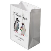 Elegant Penguin Couple Danke für Hochzeit Mittlere Geschenktüte (Rückseite Schrägansicht)