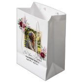 Elegant Peonies Photo Funeral Keepsake Mittlere Geschenktüte (Vorderseite Schrägansicht)