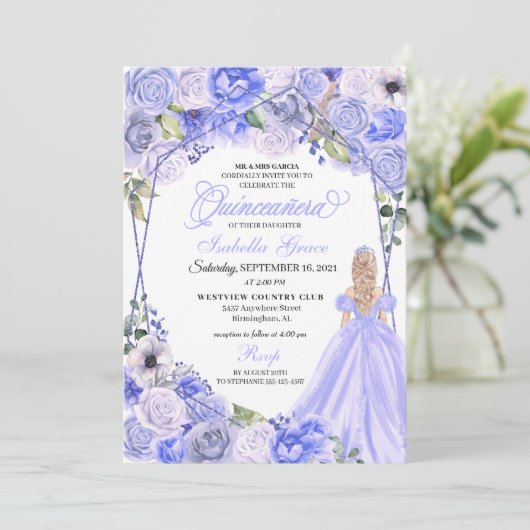 Elegant Periwinkle Blue Floral Quinceanera Einladung (Stehend Vorderseite)